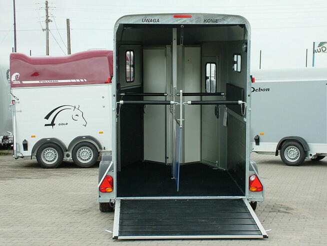 Przyczepa do przewozu koni dwukonna z wyjściem z przodu