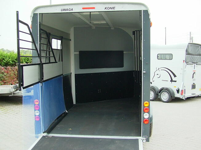 Przyczepa do przewozu koni, trzykonna.