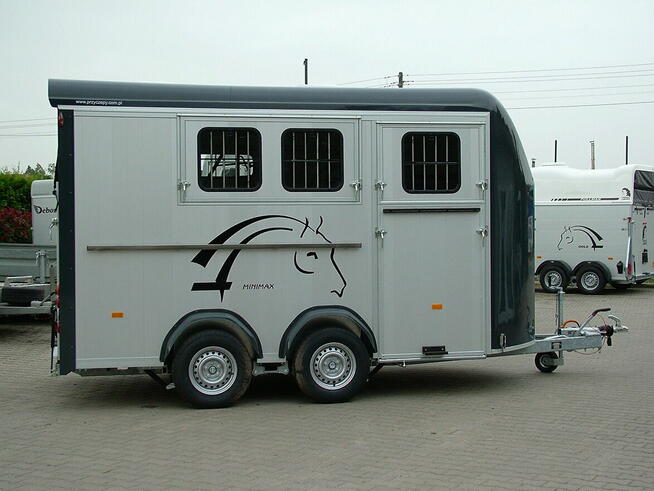 Przyczepa do przewozu koni, trzykonna.