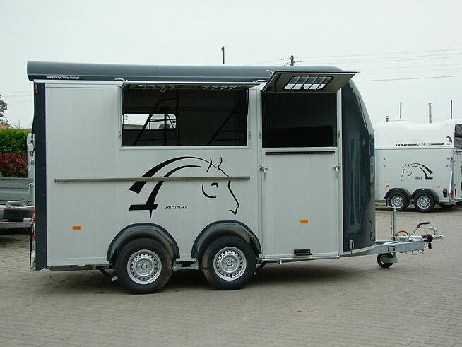 Przyczepa do przewozu koni, trzykonna.