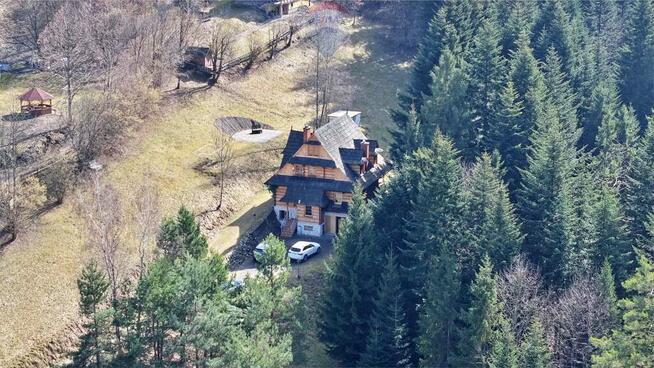 Urokliwy dom w górach otoczony lasami