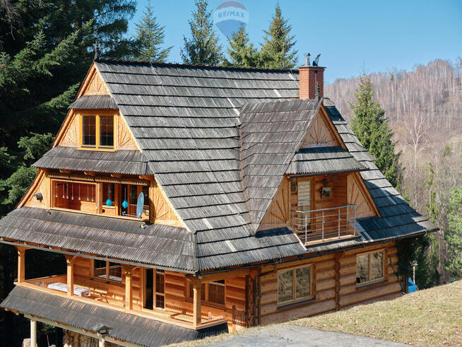 Urokliwy dom w górach otoczony lasami