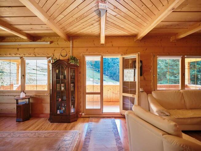 Urokliwy dom w górach otoczony lasami