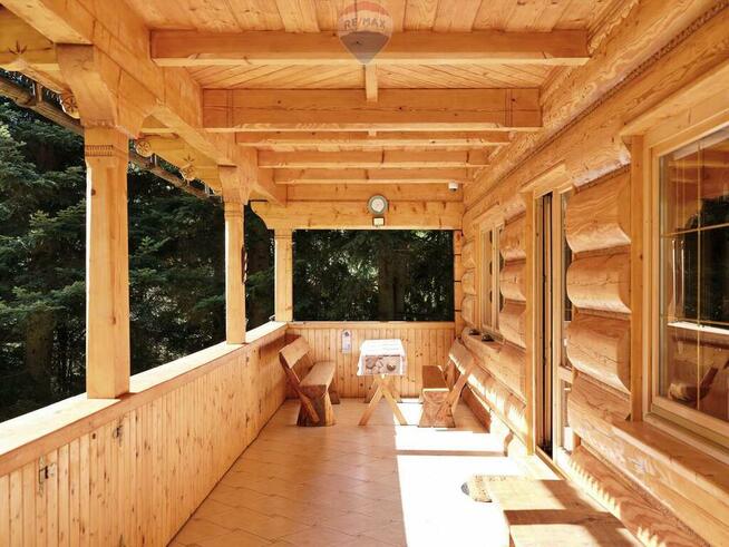 Urokliwy dom w górach otoczony lasami