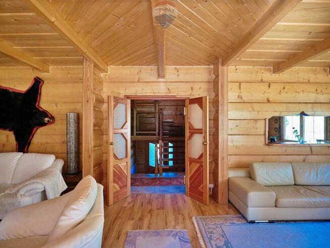 Urokliwy dom w górach otoczony lasami