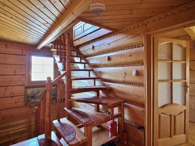 Urokliwy dom w górach otoczony lasami