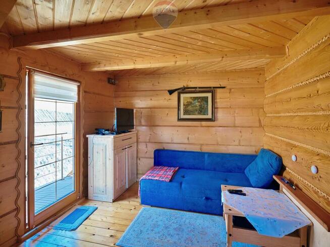 Urokliwy dom w górach otoczony lasami