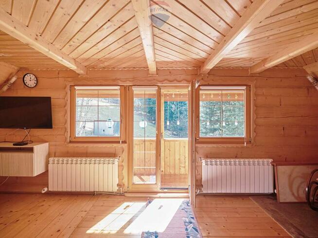 Urokliwy dom w górach otoczony lasami