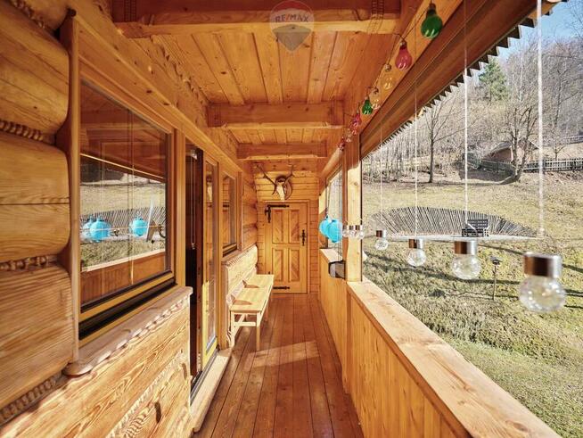 Urokliwy dom w górach otoczony lasami