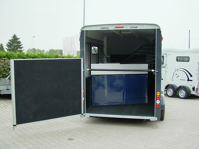 Przyczepa do przewozu koni, trzykonna.