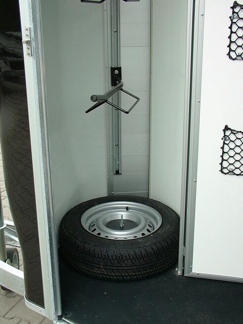 Przyczepa do przewozu koni dwukonna z wyjściem z przodu