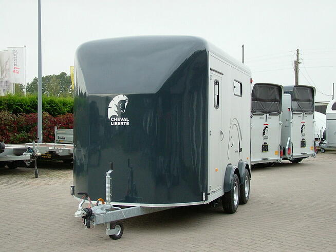 Przyczepa do przewozu koni, trzykonna.