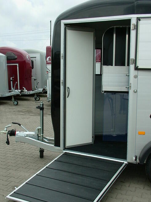 Przyczepa do przewozu koni dwukonna z wyjściem z przodu