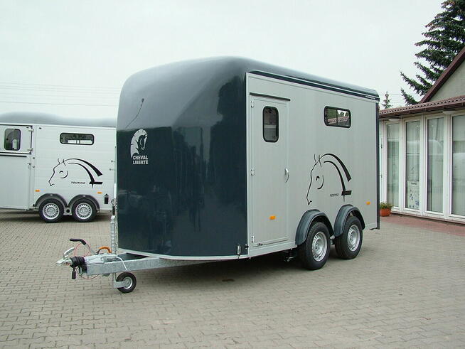 Przyczepa do przewozu koni, trzykonna.
