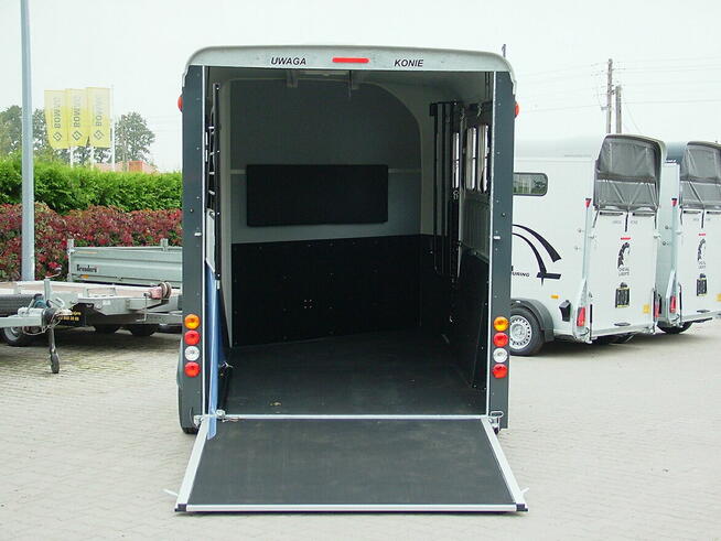 Przyczepa do przewozu koni, trzykonna.