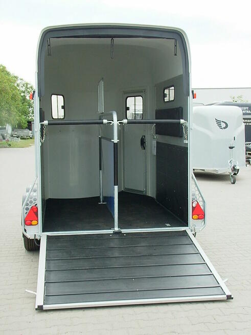 Przyczepa do przewozu koni dwukonna marki Cheval Liberte