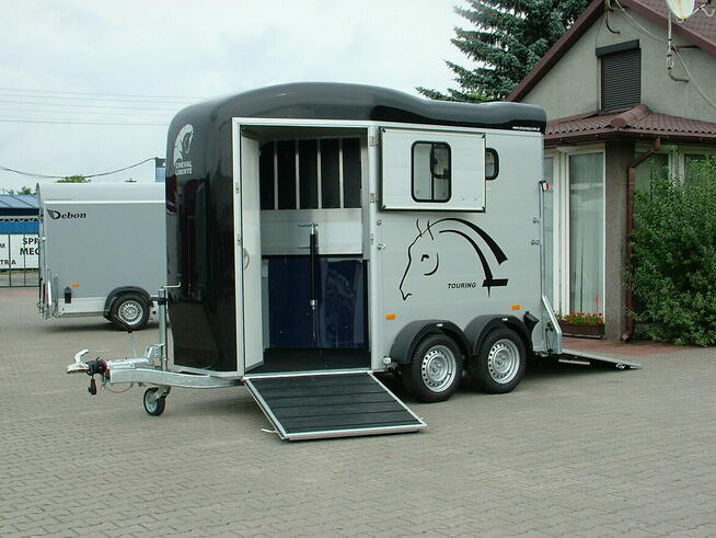 Przyczepa do przewozu koni dwukonna z wyjściem z przodu