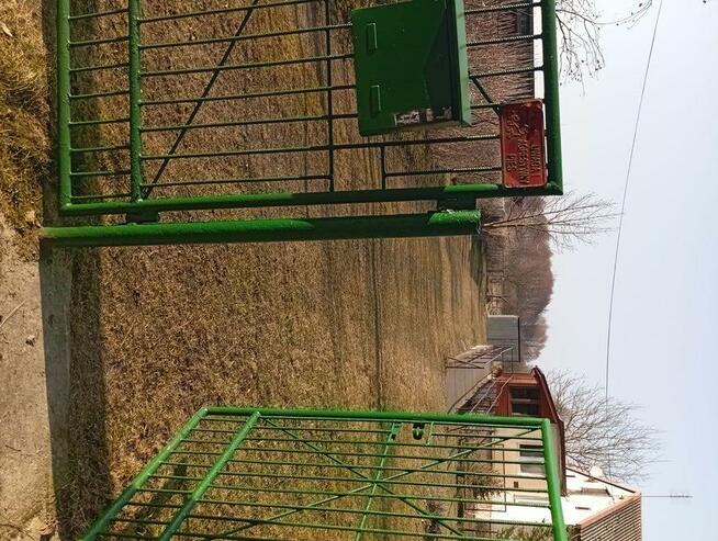 Sprzedam bezpośrednio siedlisko z budynkami gospodarczymi .