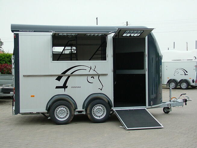 Przyczepa do przewozu koni, trzykonna.