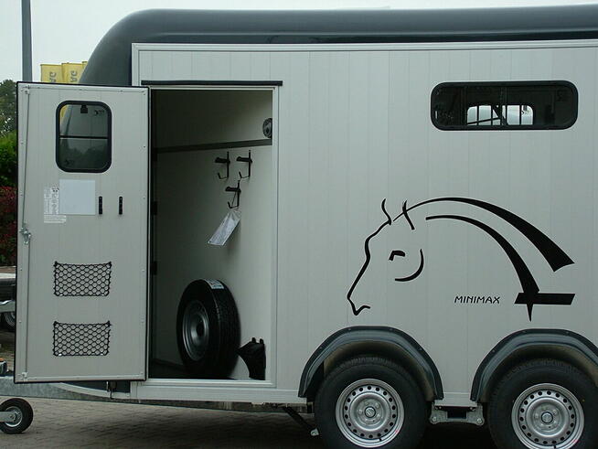 Przyczepa do przewozu koni, trzykonna.