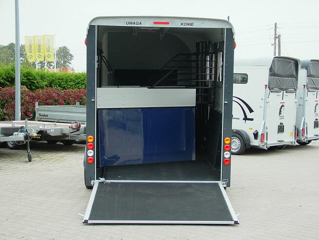 Przyczepa do przewozu koni, trzykonna.