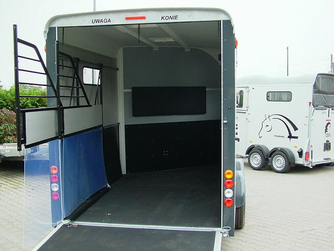 Przyczepa do przewozu koni, trzykonna.