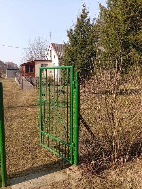 Sprzedam bezpośrednio siedlisko z budynkami gospodarczymi .