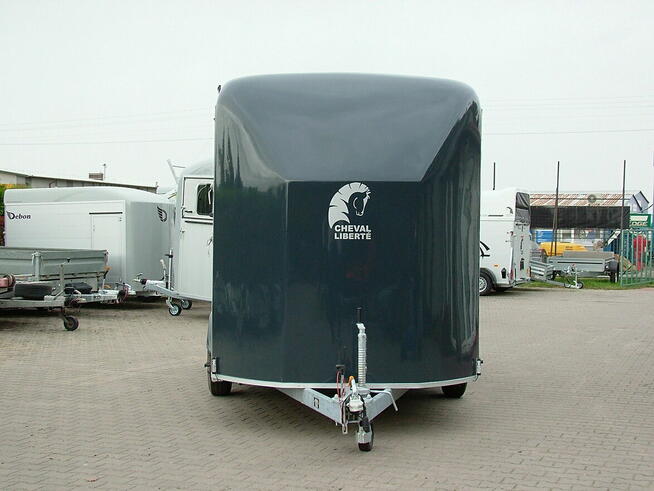 Przyczepa do przewozu koni, trzykonna.