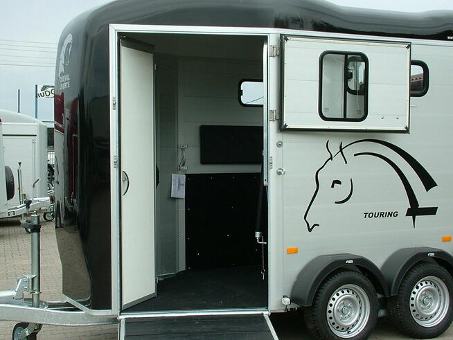 Przyczepa do przewozu koni dwukonna z wyjściem z przodu