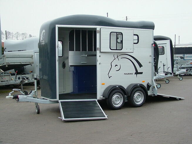 Przyczepa do przewozu koni dwukonna z wyjściem z przodu