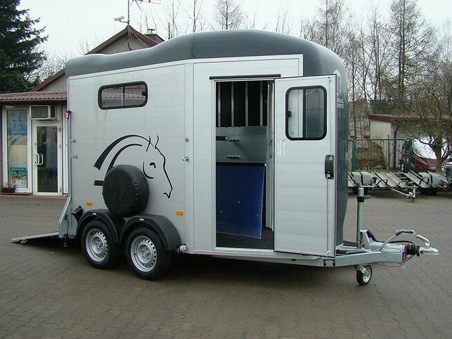 Przyczepa do przewozu koni dwukonna z wyjściem z przodu