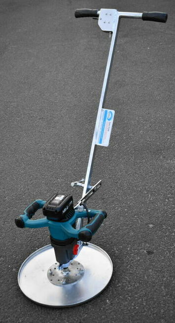 Akumulatorowa lekka zacieraczka do betonu