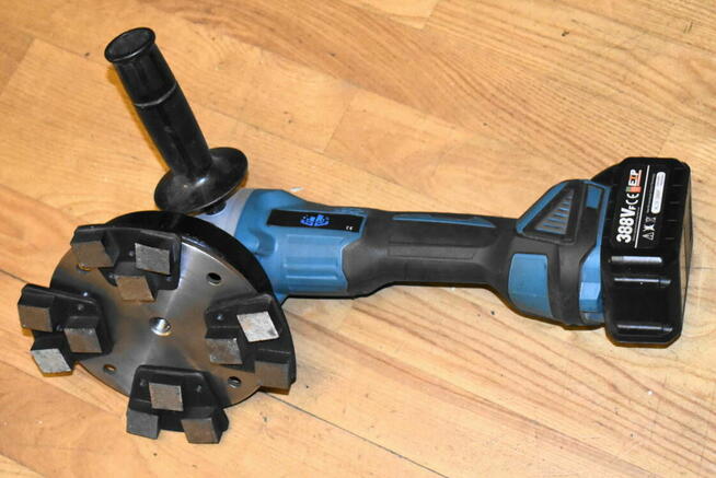 Akumulatorowa zacieraczka ręczna