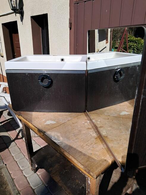 szafka z lustrem i szafka z umywalką