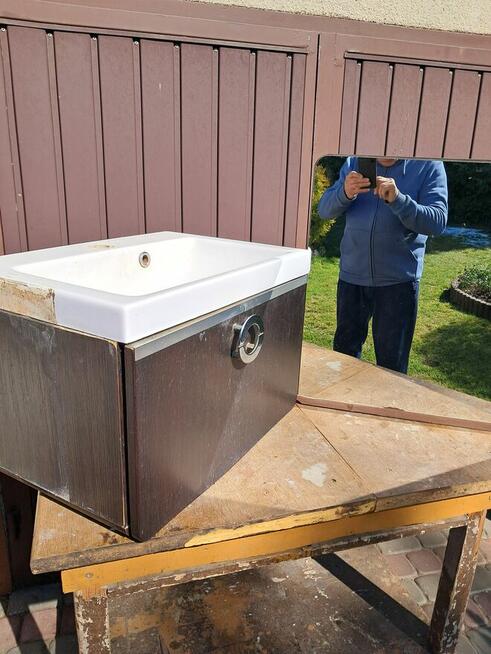 szafka z lustrem i szafka z umywalką