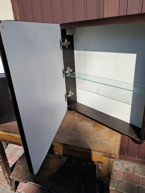 szafka z lustrem i szafka z umywalką