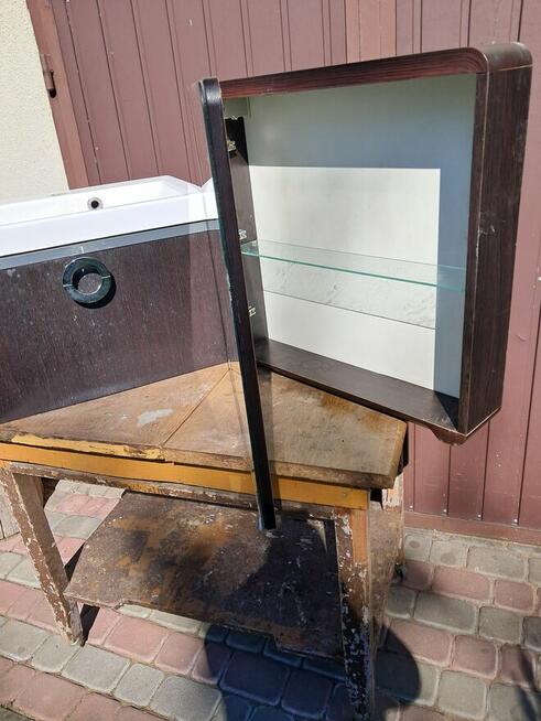 szafka z lustrem i szafka z umywalką