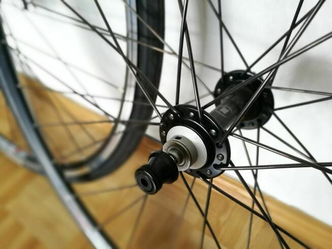 Nowe, lekkie i wytrzymałe koła szosowe