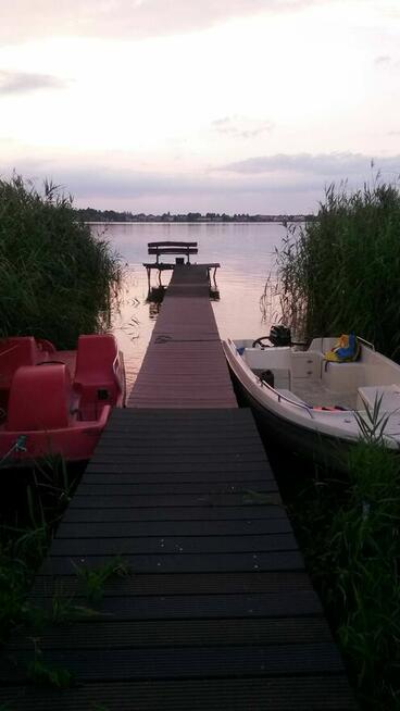 Dwa domy i holenderka nad morzem i jeziorem