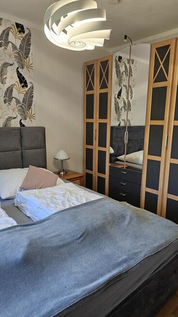 Dwa domy i holenderka nad morzem i jeziorem