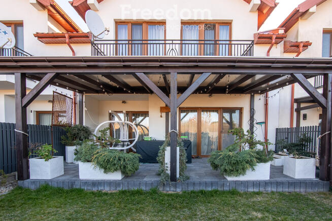 Piękny dom w zabudowie szeregowej z ogrodem