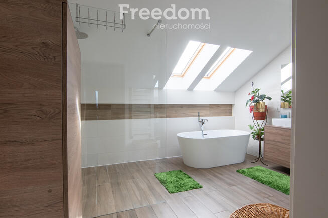 Piękny dom w zabudowie szeregowej z ogrodem