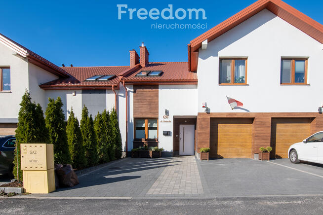 Piękny dom w zabudowie szeregowej z ogrodem