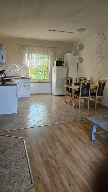 Dwa domy i holenderka nad morzem i jeziorem