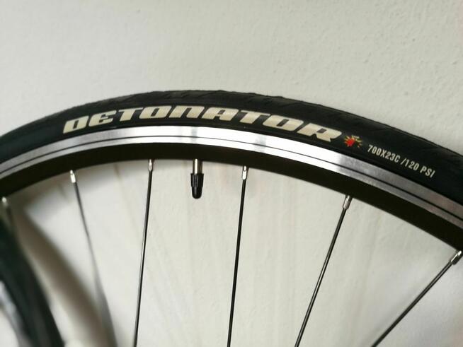 Nowe, lekkie i wytrzymałe koła szosowe