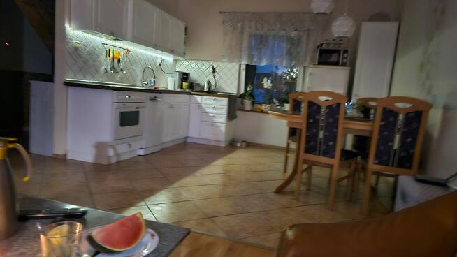 Dwa domy i holenderka nad morzem i jeziorem