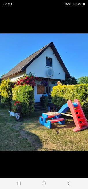 Dwa domy i holenderka nad morzem i jeziorem