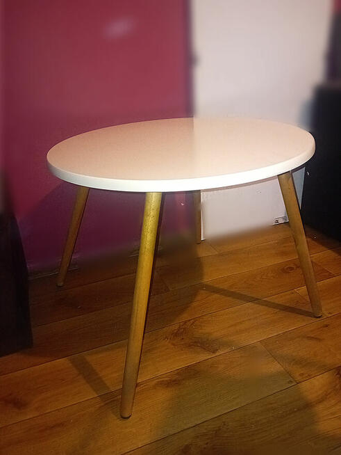 Stolik skandynawski – stylowy, prawie jak nowy!