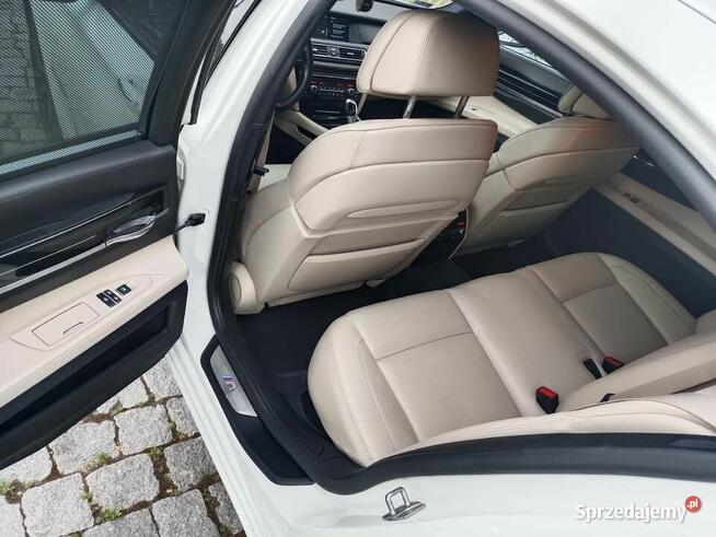 BMW 740D -- xDrive -- Masaże -- M-Pakiet -- ALU 19 cali