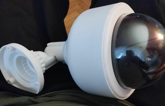 Atrapa kamery zasilana bateriami z Amazon